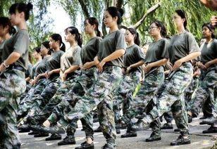 军训跳舞衣服吃瓜,舞动青春，瓜香四溢的集体记忆