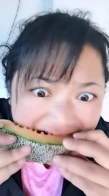 农村吃瓜妇女图片高清,高清捕捉吃瓜妇女的闲适生活